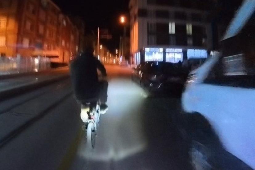 Bisiklete çarpmamak için hamle yapan motosikletli kendini yerde buldu