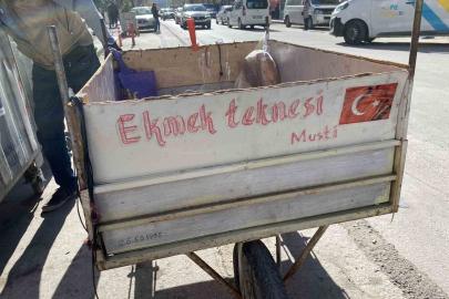 ‘Ekmek Teknesi’ yazılı el arabası ile her gün saatlerce atık malzeme topluyor