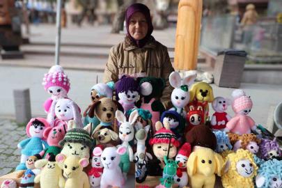 El emeğiyle ördüğü bebekleri satarak ev ekonomisine katkı sunuyor