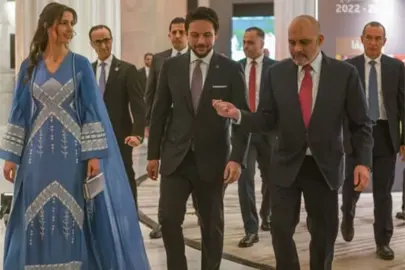 Prenses Rajwa Kaftanıyla Geceye Damga Vurdu: “Hamilelik” İddiaları Yeniden Alevlendi