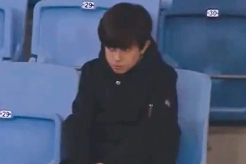 6 gollü düelloda skordan çok etkiledi: Tribünde tek başına oturan çocuğun görüntüsü gündem oldu!