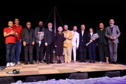 Gemlik'te sanat dolu gece: Sui Generis Tiyatro "Açık Denizde" ile büyüledi!