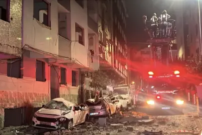 Kentsel dönüşüm değil ihmal felaketi: Boş binadan düşen betonlar araçları hurdaya çevirdi!