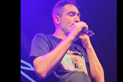 Rapçiden şaşkınlık tepkisi: Sagopa Kajmer sahnede şarkı söylerken ağzına sigara isabet etti!