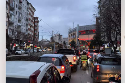 AK Partili gençlerden sürücülere sürpriz: Papatya çayı eşliğinde trafik protestosu!