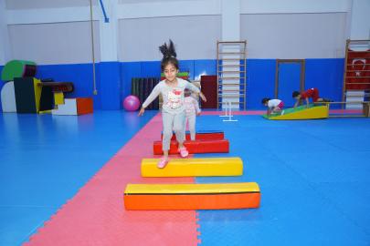 Mİnikler jimnastik eğitimiyle eğleniyor