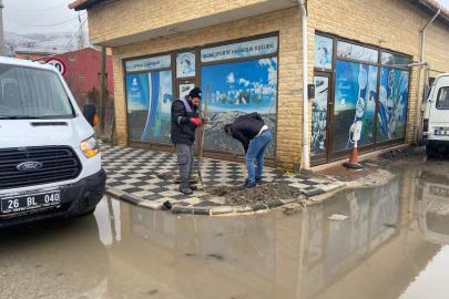 Yağmur suyu giderleri temizleniyor: İnönü’de buzlanma riskine geçit yok!