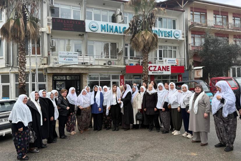AK Parti Kadın Kollarından Mihalgazi Çıkartması: "Zeynep Başkan Yalnız Değildir"