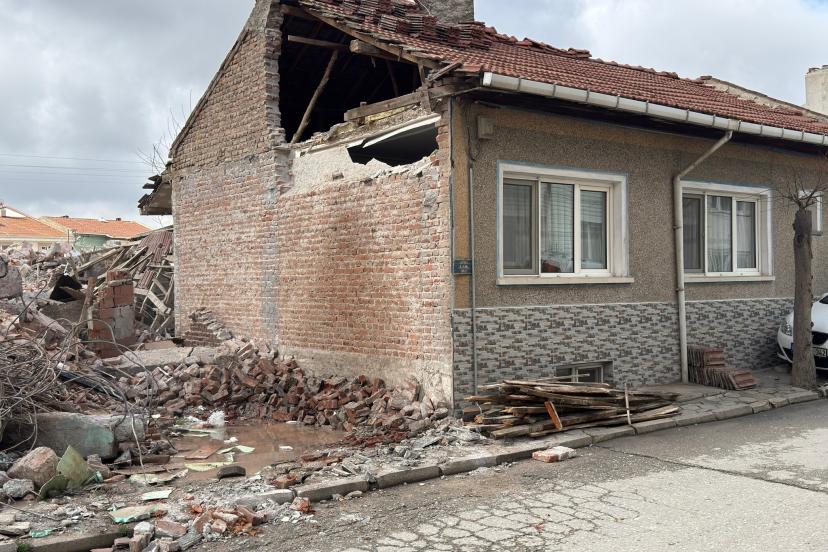 Tunç'tan yığma bina tepkisi