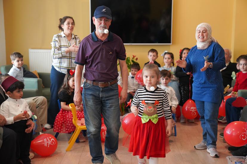 Bayram coşkusu deneyimli vatandaşlar ve miniklerle yaşandı