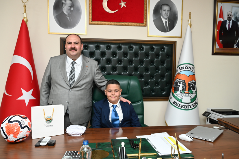 Minik Başkan Efe Şenbel’e Anlamlı Hediyeler Takdim Edildi