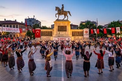 Ulus Anıtı'nda 107 Kadından Zeybek Gösterisi