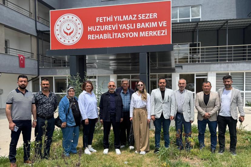 MHP Tepebaşı İlçe Başkanlığı'ndan Babalar Günü'nde Anlamlı Huzurevi Ziyareti