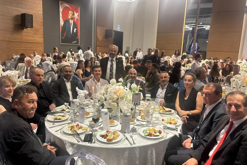 Şehrin önde gelen isimleri genç çifti yalnız bırakmadı