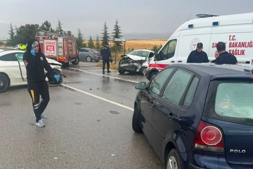 Eskişehir'de 3 araç kaza yaptı, 2'si ağır 6 yaralı!