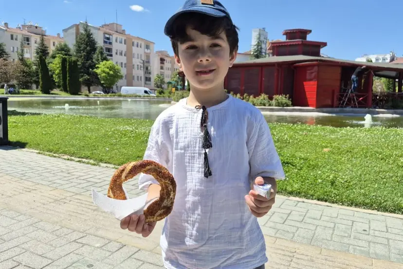 Eskişehir’de Minik Simitçiler İlgi Odağı
