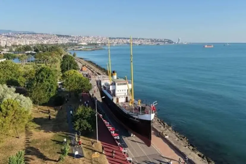 Samsun'da Tarihi An: Bandırma Vapuru Replikası Karadan 3,5 Kilometre Yürütüldü