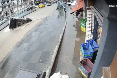 Yol Çöktü: Araç Çukura Düştü