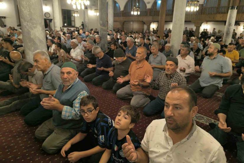 Afyonkarahisar’da Mevlid Kandili huşu içerisinde geçti