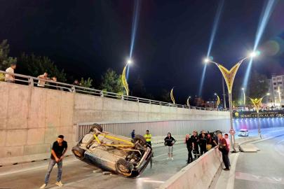 Alt geçitte iki otomobil çarpıştı: 4 yaralı