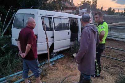 Bahçeden içeri girip alev alan minibüsü ev sahipleri musluk hortumuyla söndürdü
