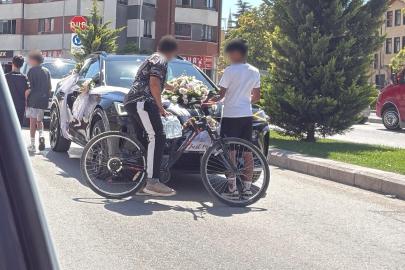 Bahşiş almak için hem kendi canlarını hem de trafiği tehlikeye attılar