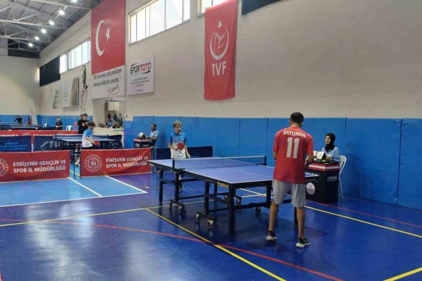 Çocuk Evleri Sitesi öğrencileri 30 Ağustos turnuvasında raket salladı