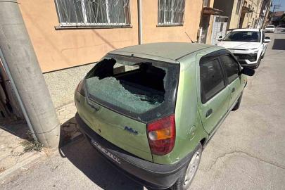 Elektrik direğinden düşen izolatör parçası park halindeki aracının camını kırdı