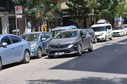 Eskişehir’de Çift Sıra Park Tepki Çekiyor