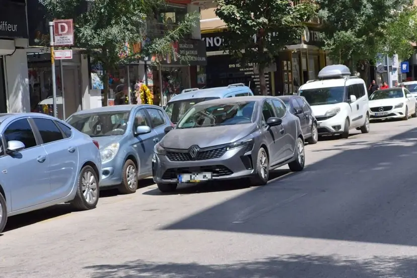 Eskişehir’de Çift Sıra Park Tepki Çekiyor
