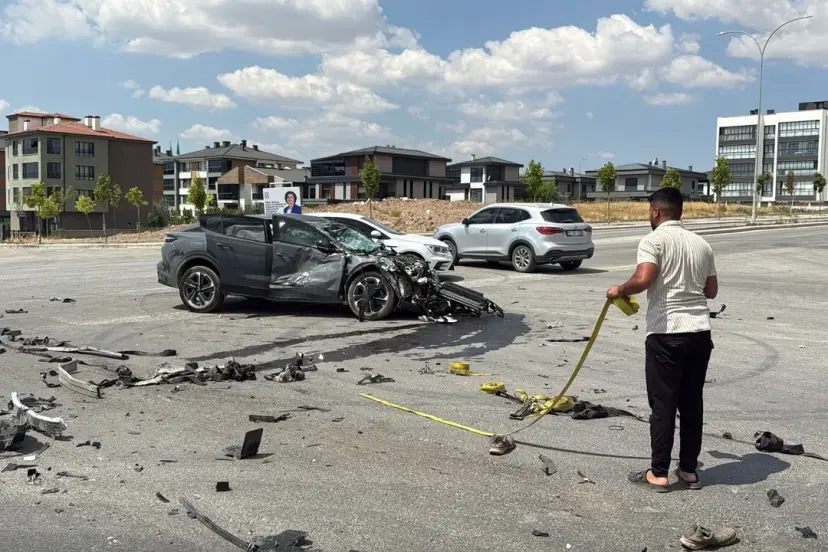 Eskişehir’de Otomobil Tuğla Yüklü Tırla Çarpıştı