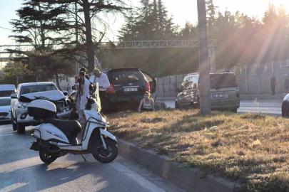 Eskişehir’de pikap ile çarpışan otomobil refüje çıktı