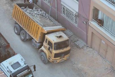 Eskişehir’de yol çöktü, belediyeye ait kamyon çukura düştü