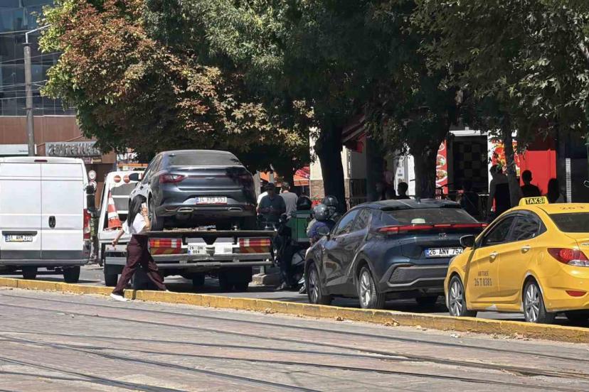 Hatalı park, cadde trafiğini kilitledi