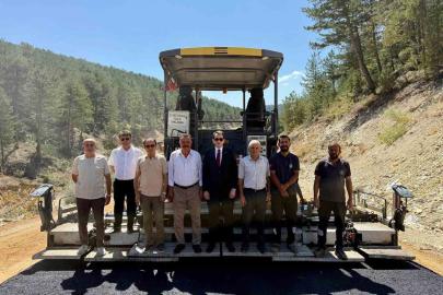 Hisarcık Kızılçukur-Alınören yolunda sıcak asfalt çalışması sürüyor