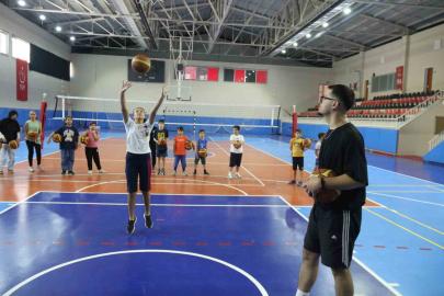 İşitme engelli Koç Fikret Sözen, parkenin yıldızlarını yetiştiriyor