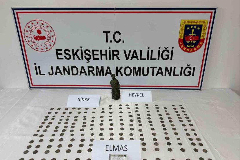Jandarma tarihi eser değerinde 1 elmas, 1 heykel ve 194 bronz sikke ele geçirdi, şüpheli tutuklandı