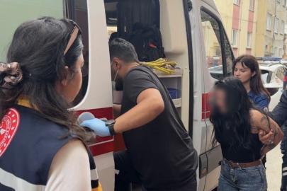 Küçük çekiçle apartmanı birbirine katan kadının korkan çocuğunu polis sakinleştirdi