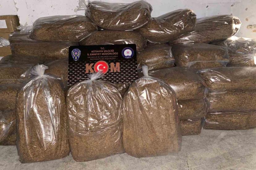 Kütahya’da 2 araca kaçakçılık operasyonu: 1 ton 716 kilo tütün ele geçirildi