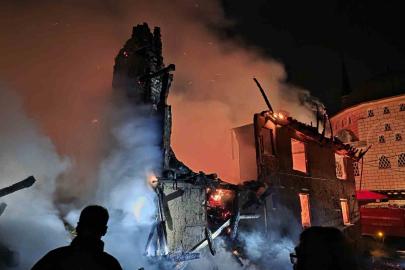 Kütahya’da korkutan yangın: Ahşap ev ve samanlık tamamen yandı