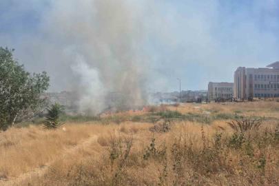 Okul ile sağlık ocağı arasındaki otluk arazideki yangın itfaiye ekiplerince büyümeden söndürüldü