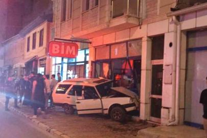 Otomobilin zincir markete daldığı anlar kamerada