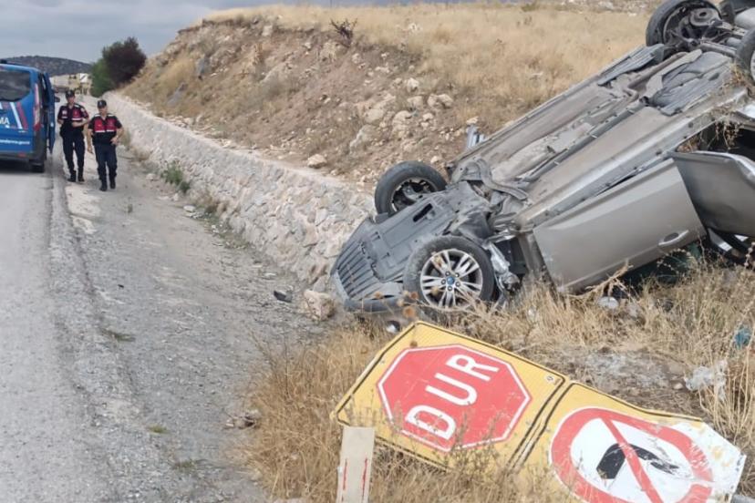 Refüje devrilen otomobilde 2 kişi yaralandı