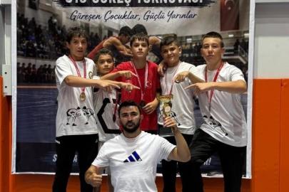 Tavşanlı güreş takımı U 15’lerde Sakarya’da şampiyon oldu