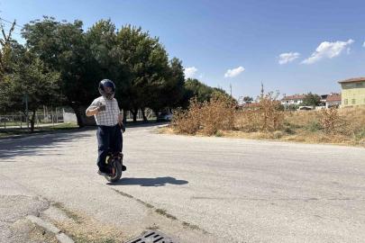 ’Tek teker’ üzerinde 4 bin kilometre gezen 60’lık delikanlıyı görenler şaşırıyor