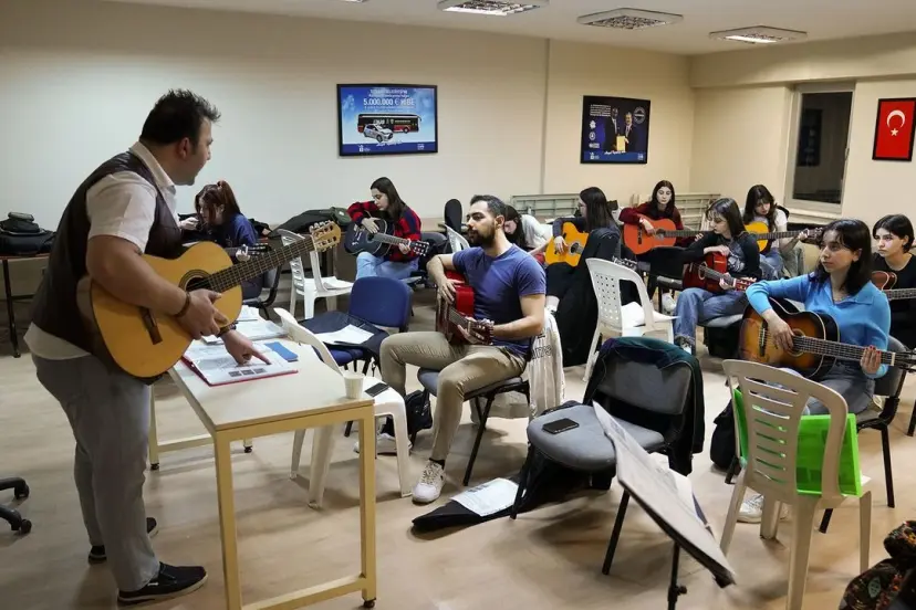 Tepebaşı Belediyesi 29 Ekim Gençlik Merkezi Üniversitelilere Kenti Tanıma İmkânı Sunuyor