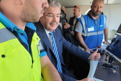 Vali Yılmaz, yerli ve milli elektrikli lokomotif E5000’i sürdü