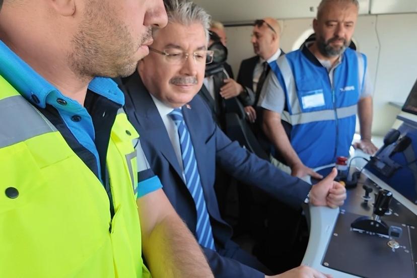 Vali Yılmaz, yerli ve milli elektrikli lokomotif E5000’i sürdü