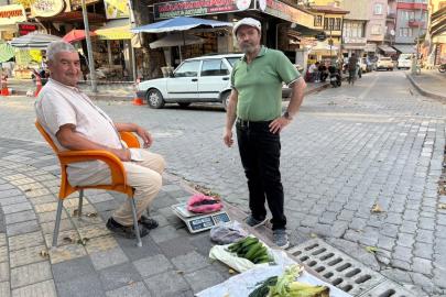 Yaşına rağmen tarlasında yetiştirdiği doğal ürünleri pazarda satıyor