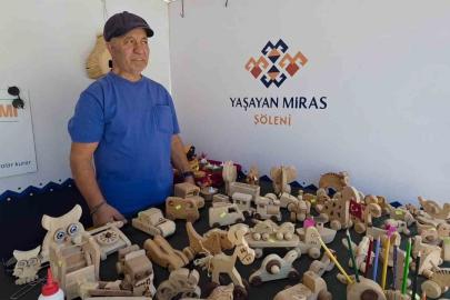 25 yıllık sanatını çocuklar için ahşap oyuncaklara dönüştürüyor